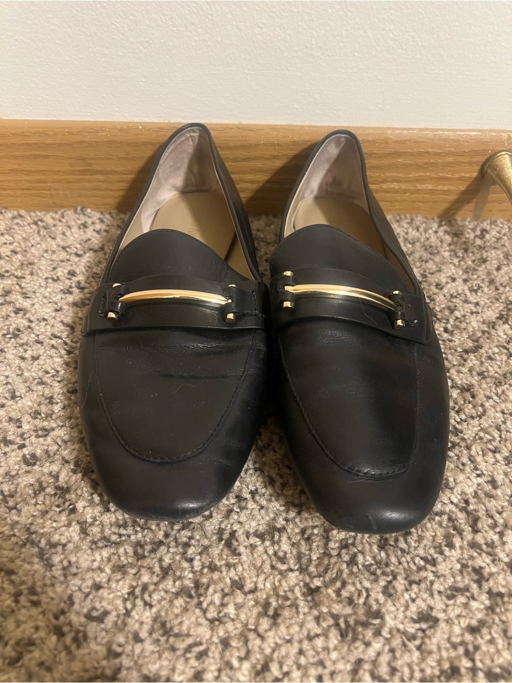 Enzo Angiolini Women’s Flat Black Leather Loafers with Gold Bar Detail Size 8